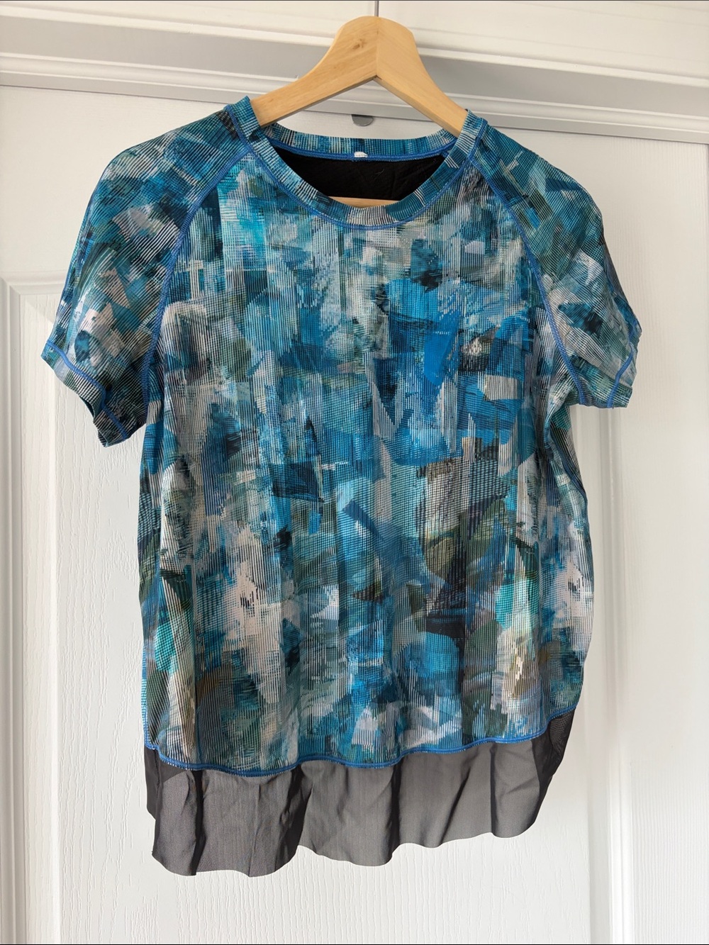 Lululemon quick pace short sleeve 

Sun Dazed Multi Blue

UV protection